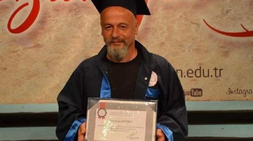 49 Yaşında 3'&uuml;nc&uuml; &Uuml;niversiteyi Bitirdi