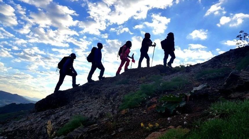 Hakkarili Dağcılar Erek Dağına Tırmandı