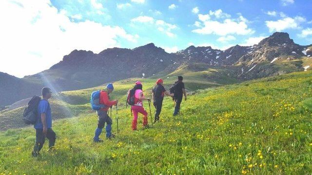 Hakkarili Dağcılar Erek Dağına Tırmandı