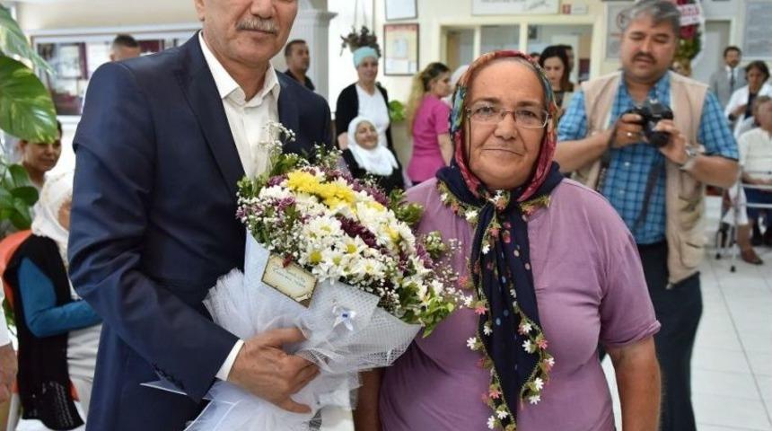 Üniversiteliler Para Kazandı, Yaşlılar Hediyelerle Sevindi