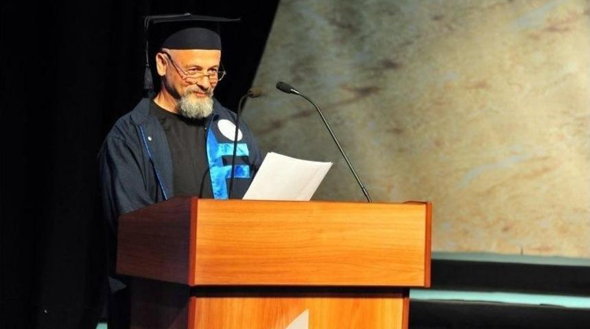 49 Yaşındaki &Uuml;niversiteli Birincilikle Mezun Oldu