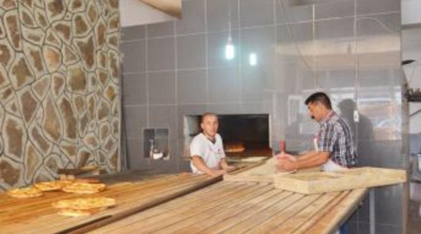 Bing&ouml;ll&uuml; Fırıncıların, 80 Derece Sıcakta Oru&ccedil; Mesaisi