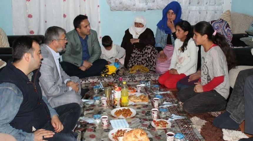 Kaymakam D&uuml;ndar&rsquo;dan Sofrasına Konuk Olduğu Aileye Umre S&ouml;z&uuml;