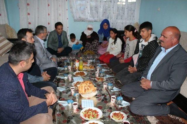 Kaymakam D&uuml;ndar&rsquo;dan Sofrasına Konuk Olduğu Aileye Umre S&ouml;z&uuml; 1