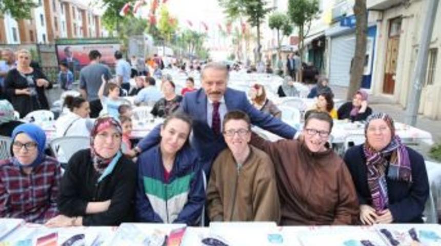 Bayrampaşalı Binlerce Komşu Aynı Sofrayı Paylaştı