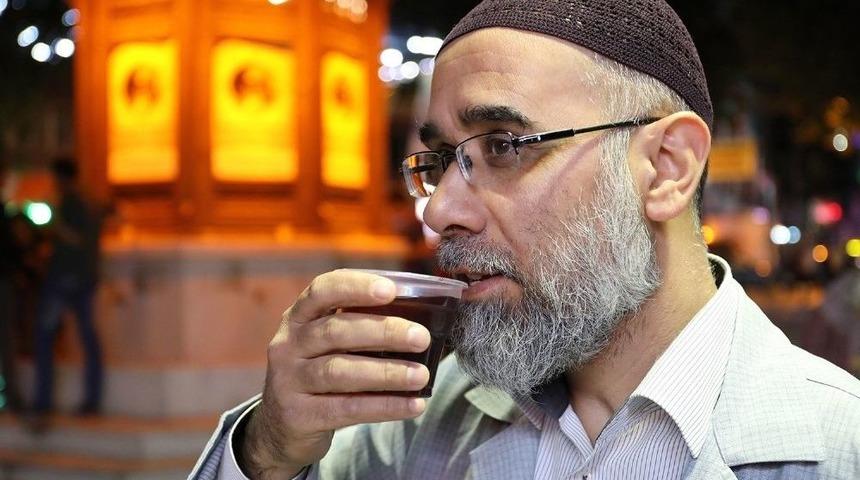 Teravih Namazı Sonrası Şerbet İkram Ediliyor