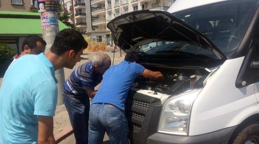 Aracın Motoruna Giren Yavru Kedi S&uuml;r&uuml;c&uuml;ye Zor Anlar Yaşattı