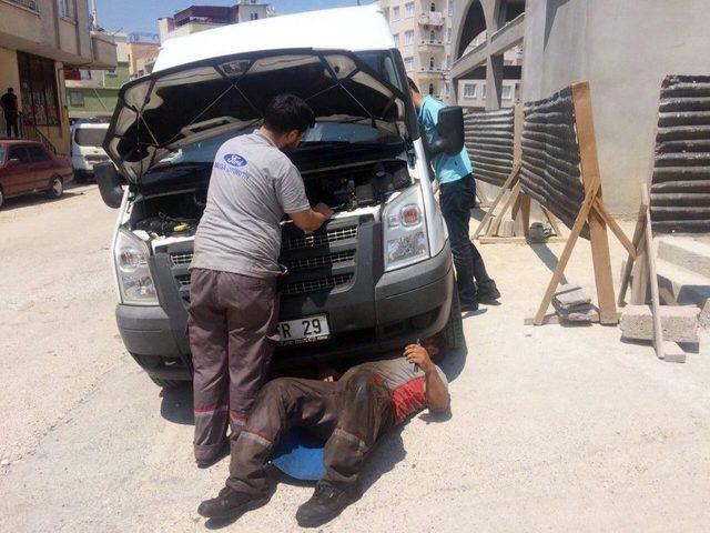 Aracın Motoruna Giren Yavru Kedi Sürücüye Zor Anlar Yaşattı