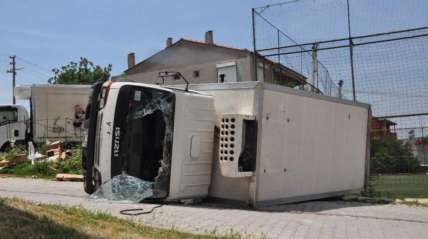 Ayvacık&rsquo;ta Kamyonet Devrildi: 1 Yaralı