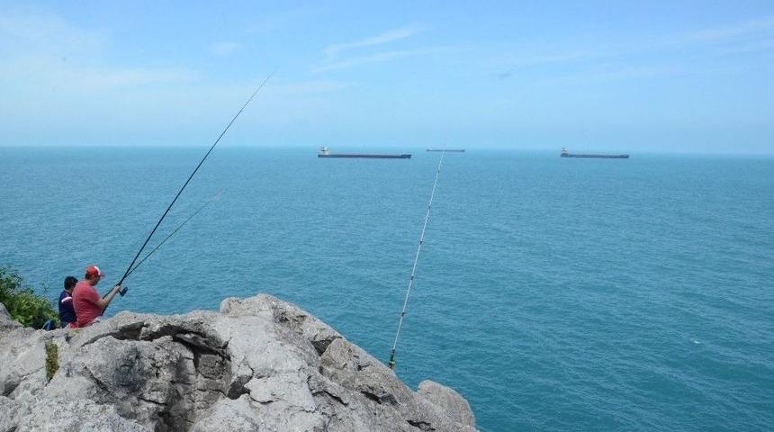 Amat&ouml;r Balık&ccedil;ılar Kayalıklarda Balık Avladı