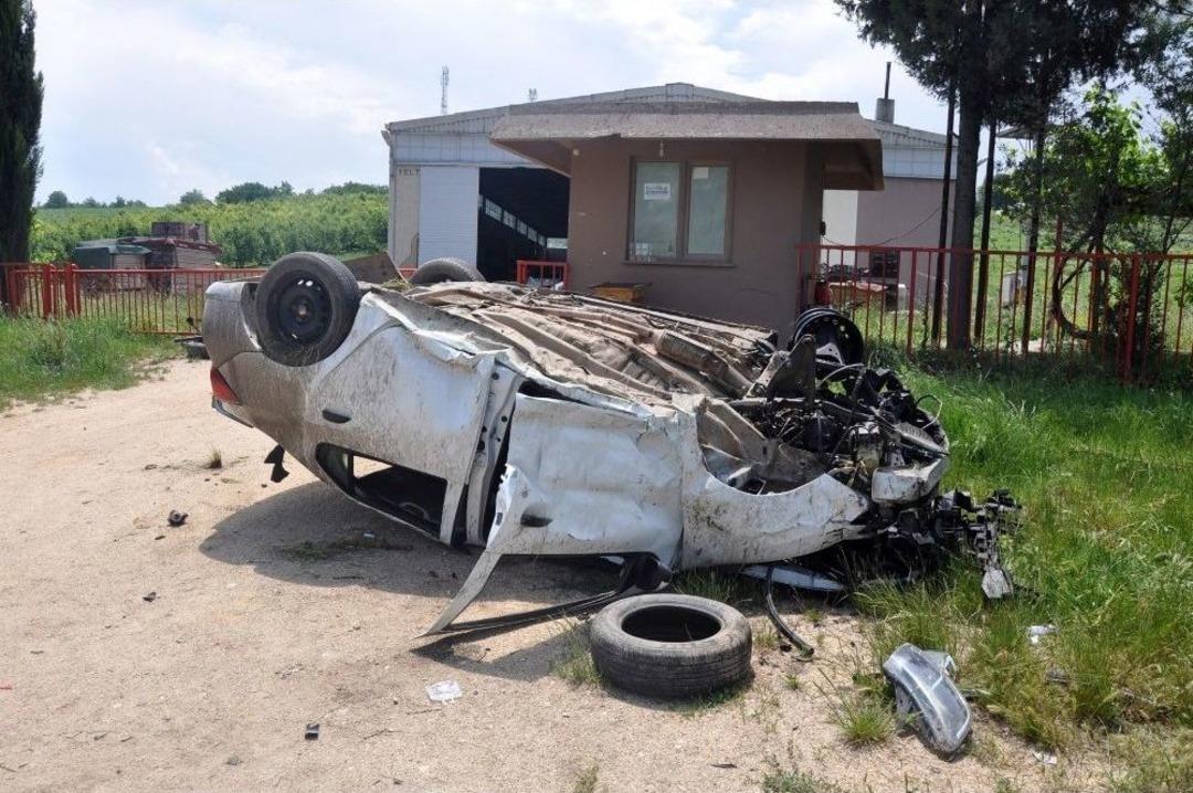 Otomobil Su Kanalına D&uuml;şt&uuml;, Takla Attı: 1 &Ouml;l&uuml;, 2 Yaralı