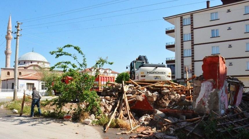 Aksaray Belediyesi Metruk Binaları Yıkımını S&uuml;rd&uuml;r&uuml;yor