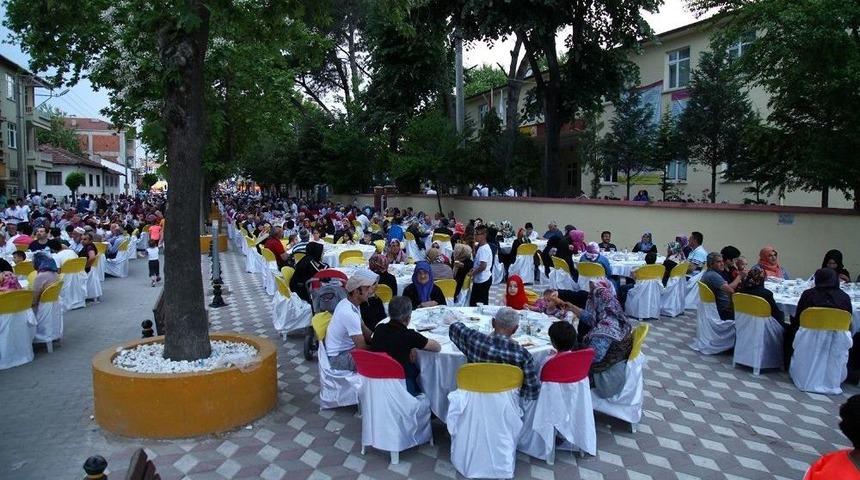 G&ouml;n&uuml;l Sofraları Pamukova&rsquo;da Kuruldu