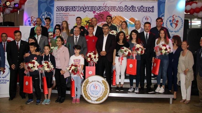Başarılı Sporcular &Ouml;d&uuml;llendirildi