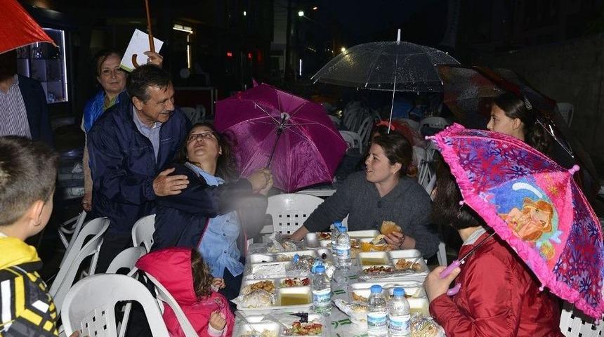 Sokak İftarında Yağmur Bereketi