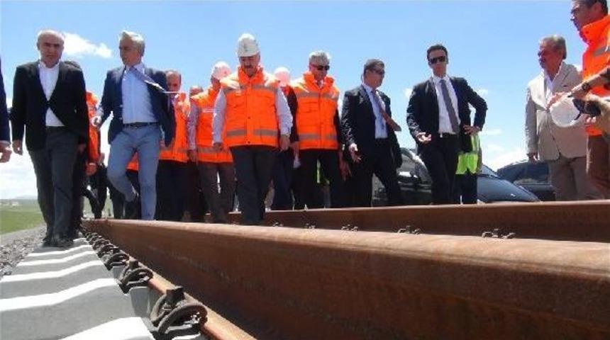 Bakan Arslan, Btk Demiryolu Hattı'nda Incelemelerde Bulundu
