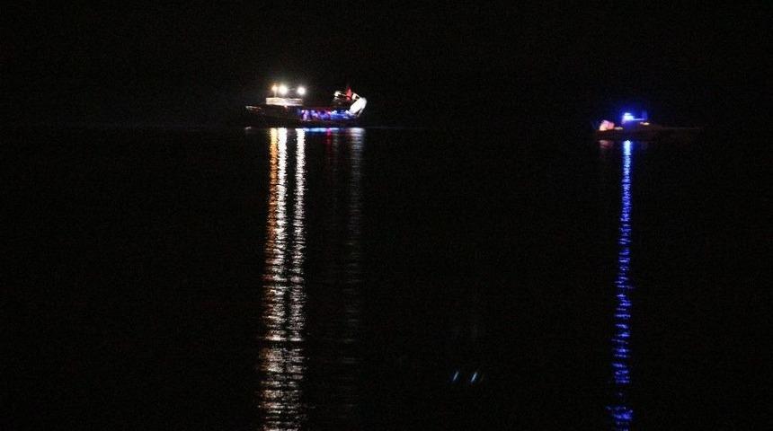 Karaya Oturan Teknedeki Turistleri Sahil G&uuml;venlik Kurtardı