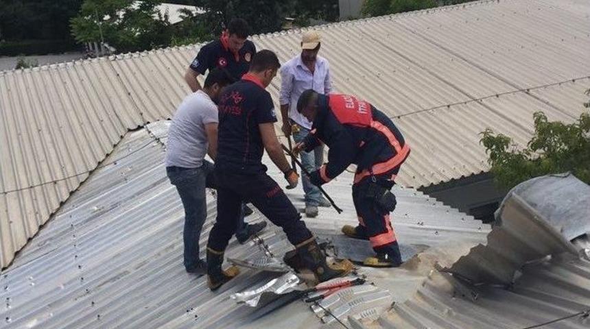 Elazığ&rsquo;da &Ccedil;atıya Sıkışan Şahsı İtfaiye Kurtardı