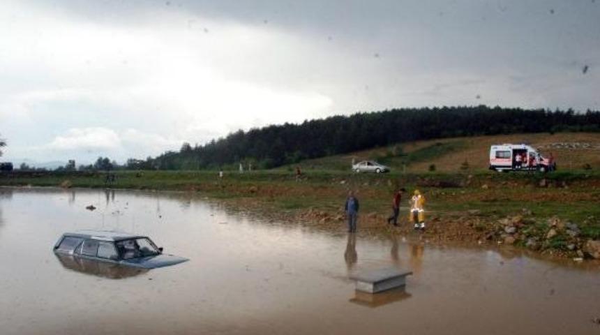 Aniden Bastıran Yağmurla Otomobil Sulara G&ouml;m&uuml;ld&uuml;
