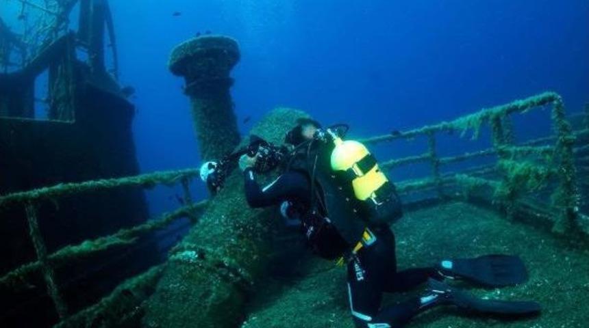 Sualtı Fotoğraflarını, Sualtında Sergiliyor