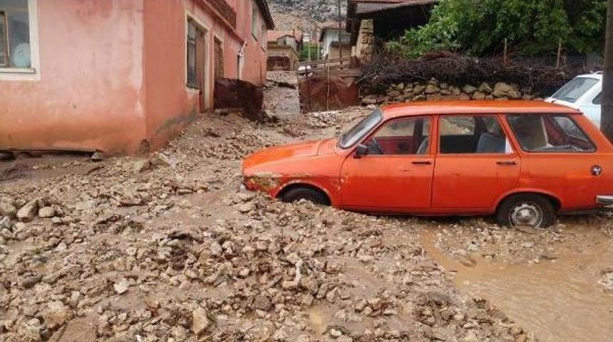 Isparta'da Sağanak Yağmur Sele Neden Oldu