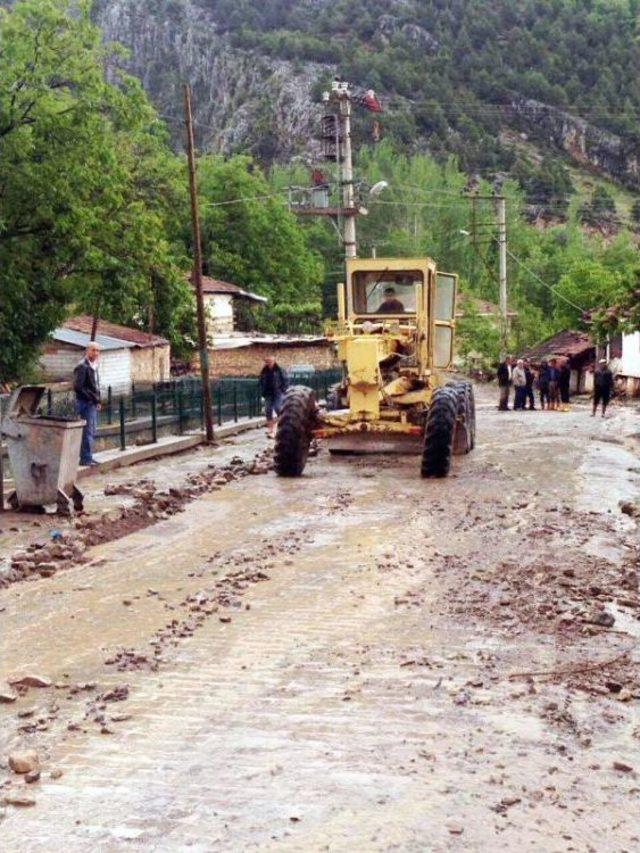 Isparta'da Sağanak Yağmur Sele Neden Oldu