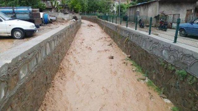 Isparta'da Sağanak Yağmur Sele Neden Oldu