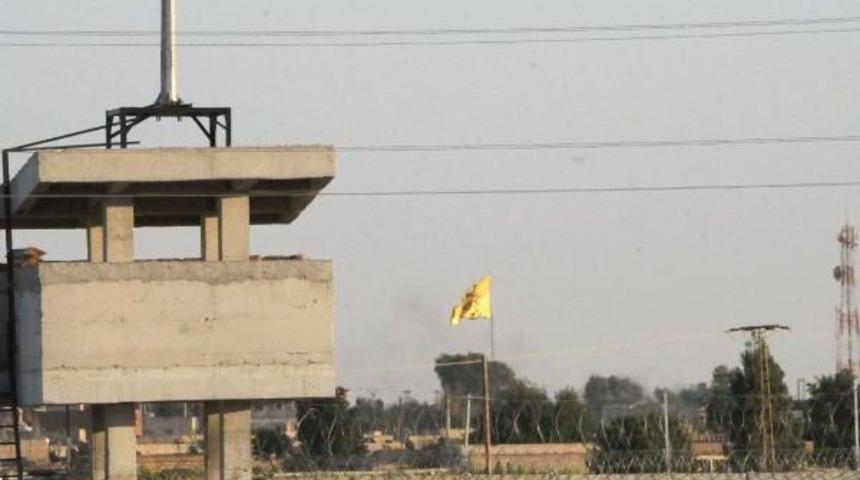 Sınırdaki Abd Bayrakları Ile Pyd/ypg Flamaları Yenilendi
