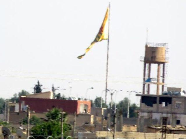 Sınırdaki Abd Bayrakları Ile Pyd/ypg Flamaları Yenilendi