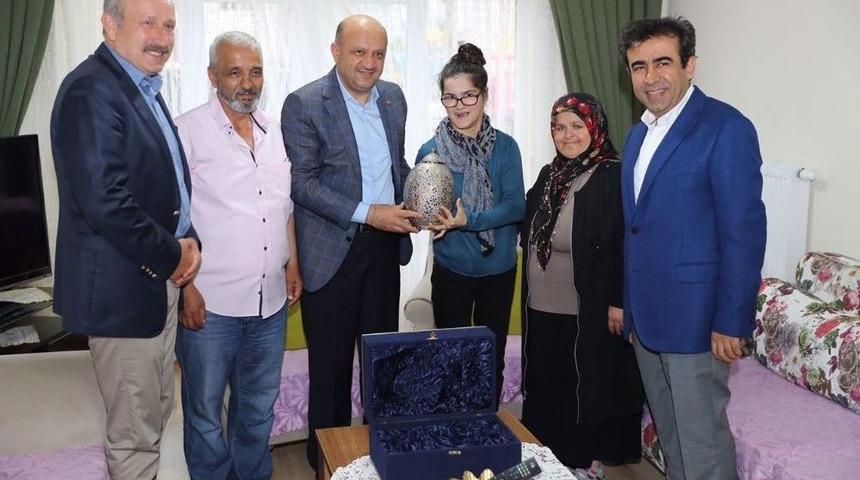 Bakan Işık, Cumhurbaşkanı Erdoğan&rsquo;ın Karakalem Portresini &Ccedil;izen G&uuml;lşah&rsquo;a Misafir Oldu