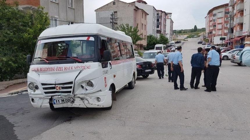 Bilecik&rsquo;te Zincirleme Trafik Kazası: 3 Yaralı