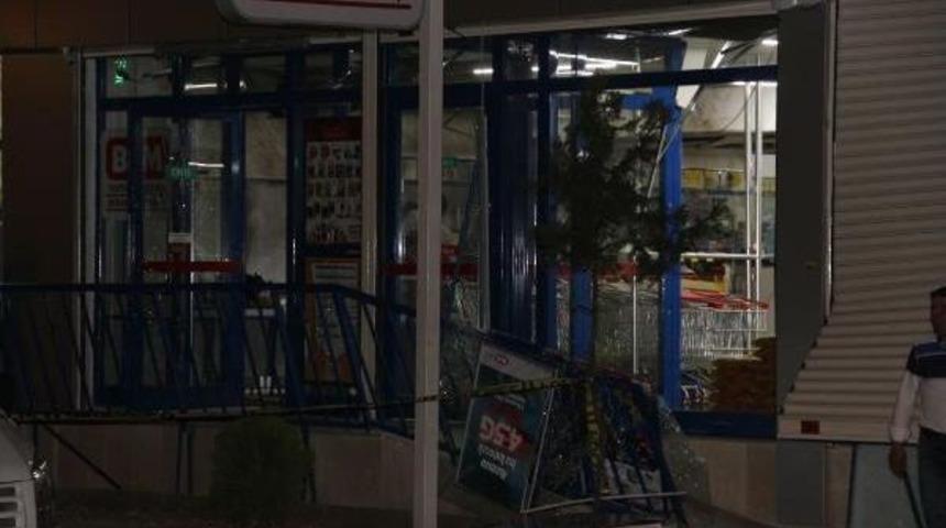Diyarbakır'da Markete Patlayıcı Atıldı