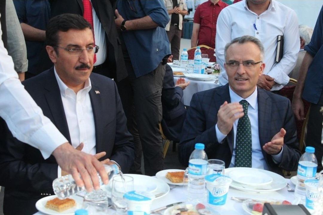 Bakanlar Ağbal Ve T&uuml;fenkci Vatandaşlarla Birlikte İftar A&ccedil;tı