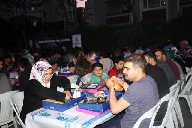 Mehdi Eker Başakşehirlilerle Birlikte Iftar Açtı