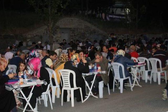 Mehdi Eker Başakşehirlilerle Birlikte Iftar Açtı