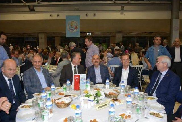 Bakan M&uuml;ezzinoğlu nun G&ouml;zleri &Ouml;n&uuml;nde K&uuml;rs&uuml;ye Yığıldı 1