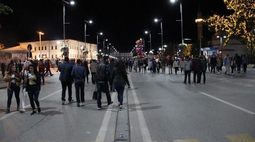 İnsan Seli Caddeyi Trafiğe Kapattı