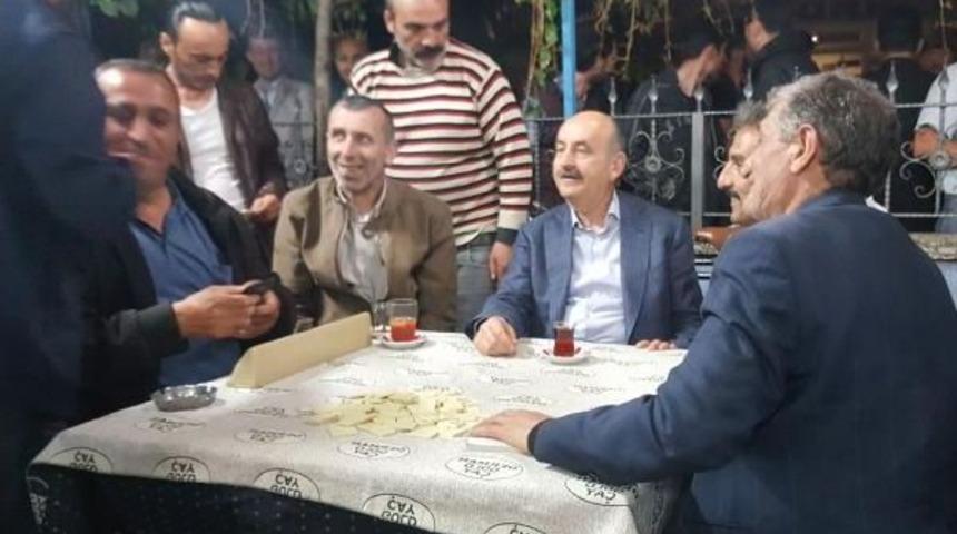 Bakan M&uuml;ezzinoğlu'nun G&ouml;zleri &Ouml;n&uuml;nde K&uuml;rs&uuml;ye Yığıldı (2)