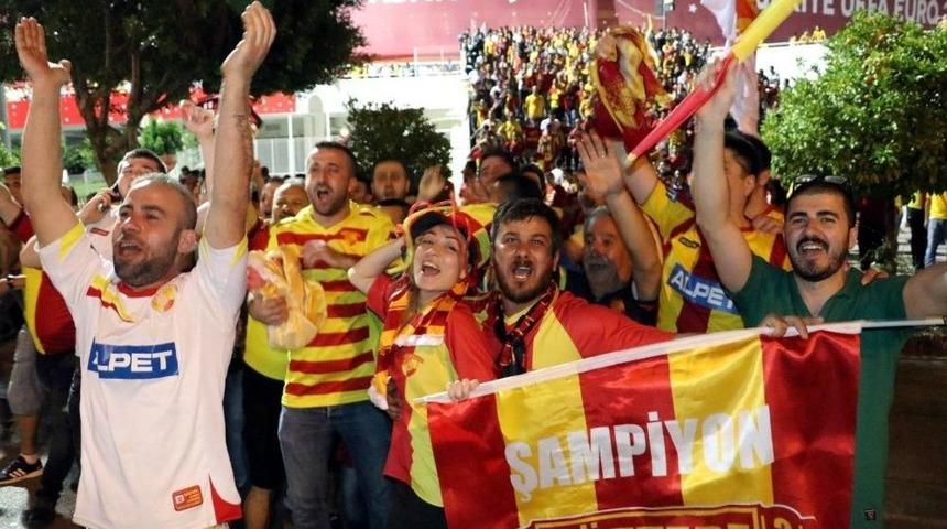 G&ouml;ztepe S&uuml;per Lig&rsquo;e &Ccedil;ıkmayı Kutluyor