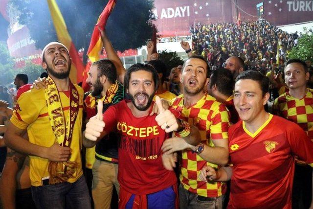 Göztepe Süper Lig’e Çıkmayı Kutluyor