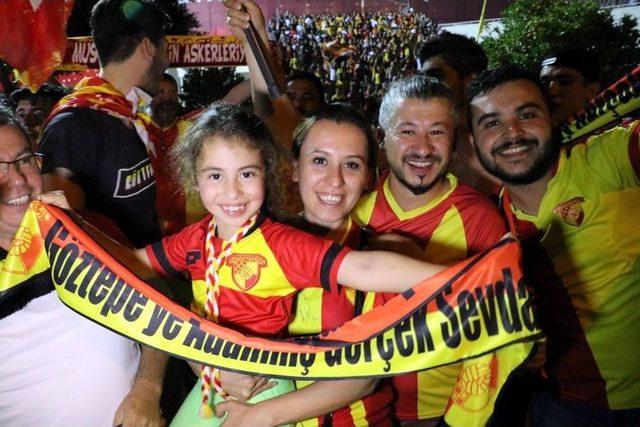 Göztepe Süper Lig’e Çıkmayı Kutluyor