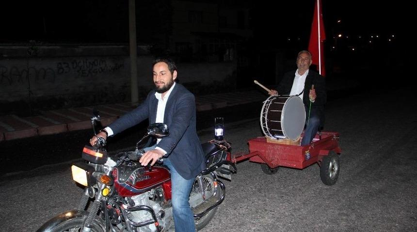 (&ouml;zel Haber) Ramazan Davulcusu Bulamayan Muhtar &Ccedil;areyi Kendisi &Ccedil;almakta Buldu