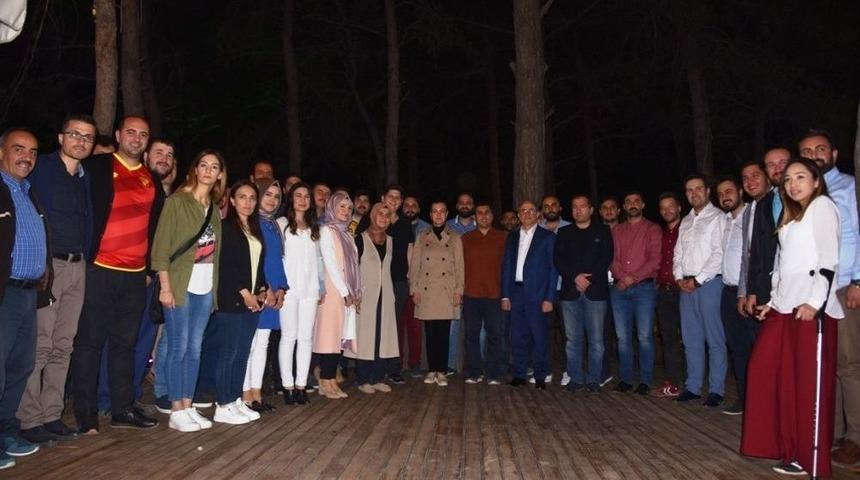 Kemalpaşa Belediyesinden Ak Partili Gençler İçin İftar Yemeği