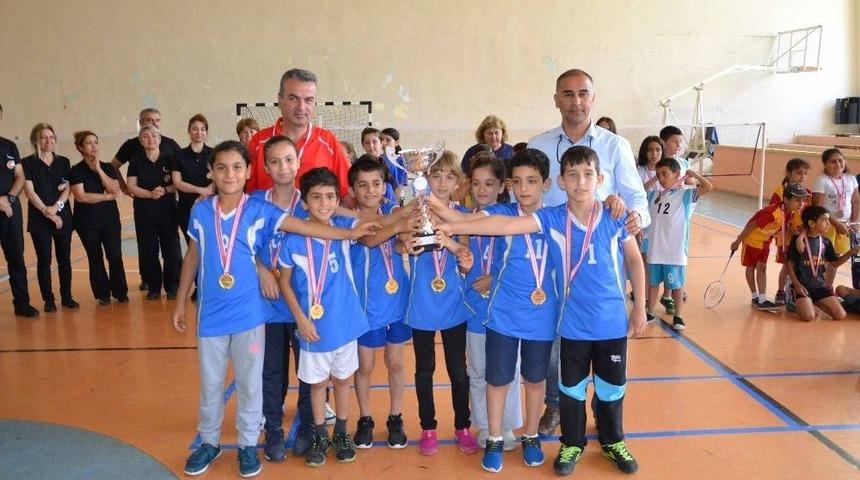 Emine Türkan İkiz İlkokulu Badmintonda Şampiyon Oldu