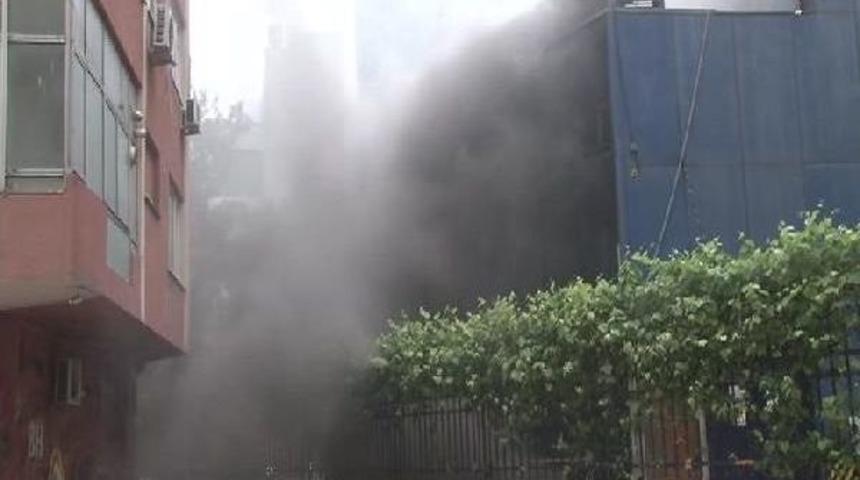 Boş Binada &Ccedil;ıkan Yangın Sokakları Duman Altında Bıraktı