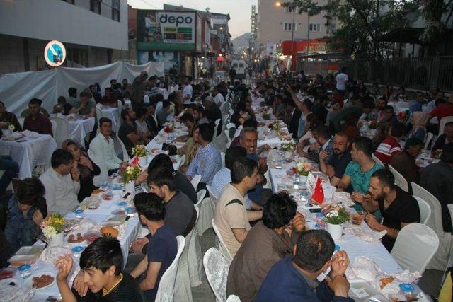 Vali Taşyapan Binlerle İftar Açtı