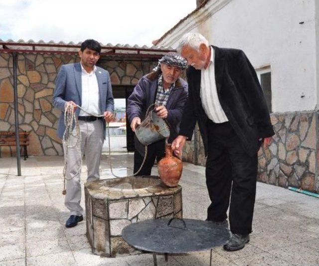 Kuyuyu Kışın Dolduruyorlar Yazın Çekip Içiyorlar