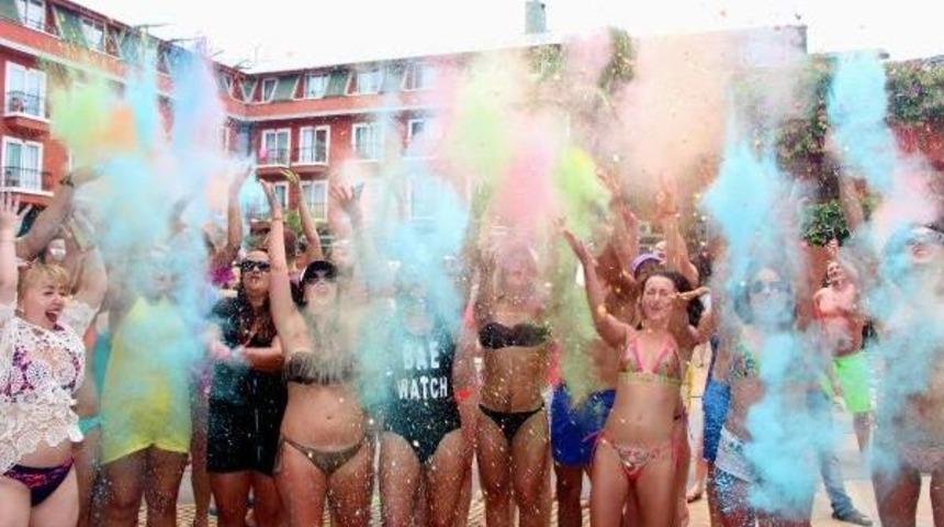 Turistler K&ouml;p&uuml;k Partisinde Eğlendi