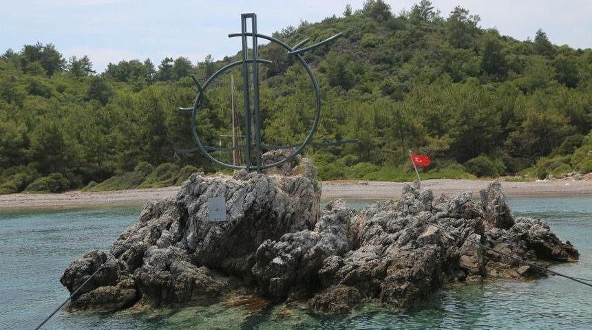 &Uuml;nl&uuml; Denizci Sadun Boro Anısına Heykel