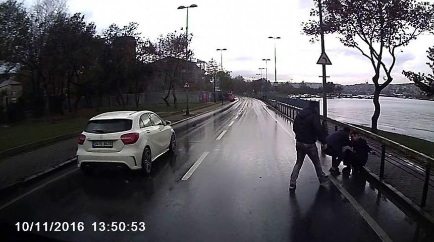 Balat&rsquo;ta Yayaya &Ccedil;arpan S&uuml;r&uuml;c&uuml; &Ccedil;arptığı Şahsa Sarıldı